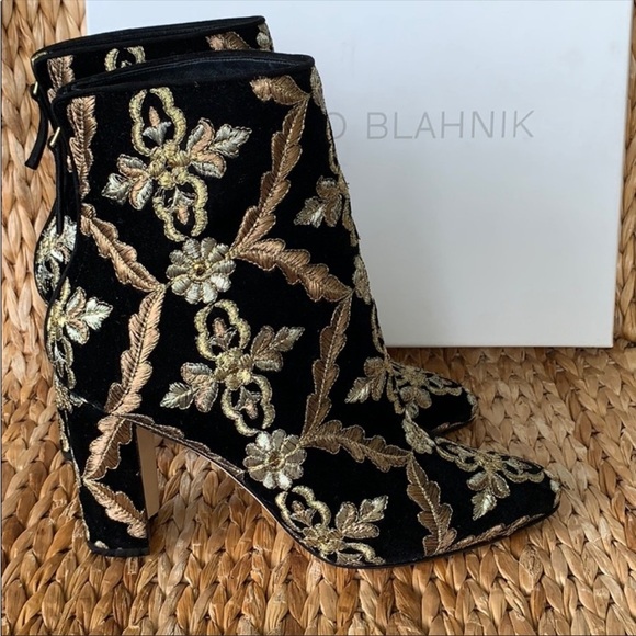 New! Manolo Blahnik Isola Black embroidered velvet bootie boots size 36.5 6.5 - Picture 14 of 15